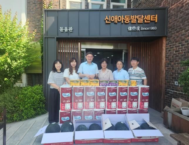 서부교육지원청은 12일 남구 송하동 신애원에서 ‘S2B 청렴계약 우수기관’에 선정된 상금을 신애원에 생필품으로 전달했다. 신애원 김요셉 원장(가운데 좌측), 서부교육지원청 행정지원과 정정례 과장(가운데 우측)이 단체사진을 찍고 있다