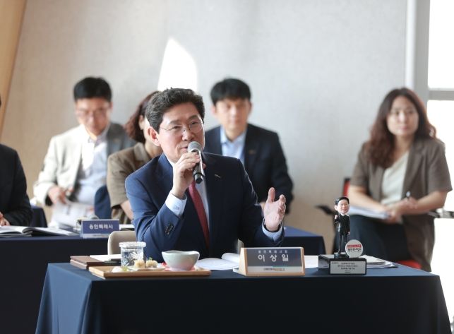 이상일 용인특례시장이 12일 화성특례시에서 열린 '대한민국특례시시장협의회 2025년 상반기 정기회의'에서 '특례시 지원에 관한 특별법'의 신속한 제정에 대한 의견을 이야기하고 있다.