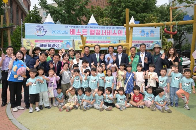 12일 서동욱 남구청장이 격동공원에서 열린 2025년 베스트 행정서비스의 날(옥동) 행사에서 자원봉사자들을 격려한 뒤 단체장, 주민 등과 기념촬영을 하고 있다.