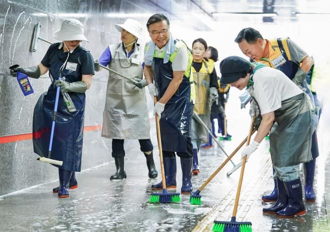 지하보도를 청소하는 류경기 중랑구청장과 주민들
