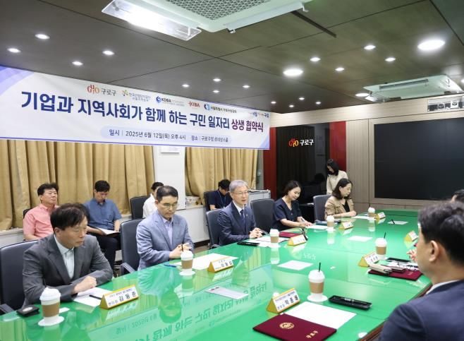 장인홍 구로구청장(왼쪽줄 가운데)이 협약기관 대표들과 이야기를 나누고 있다.