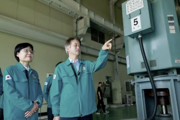 강매배수펌프장 시설 점검 중인 이동환 고양특례시장(오른쪽)