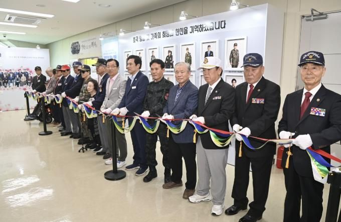 이현재 하남시장(가운데)이 지난해 6월 하남시미사도서관 4층 미사홀에서 열린 『기억으로 쓰는 역사』 출판기념회에 참석해 호국영웅과 함께 테이프 커팅식을 진행하고 있다.