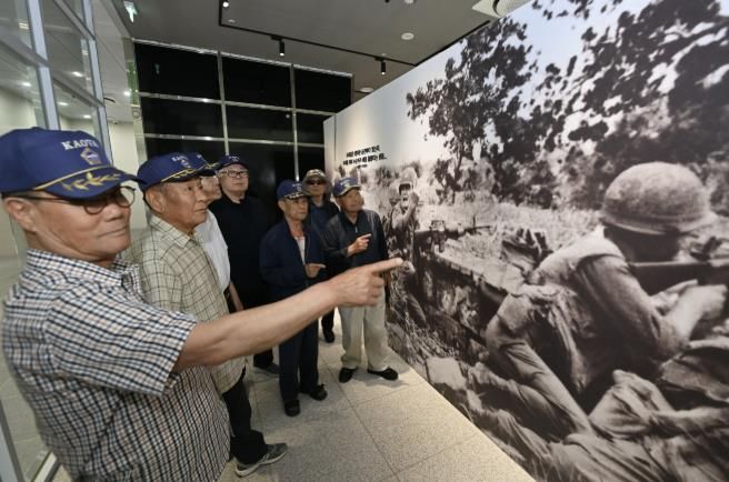 대한민국고엽제전우회 경기도지부 하남시지회 회원들이 보훈회관 내 1층에 마련된 보훈전시관을 둘러보고 있다.