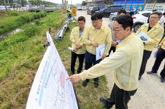 정명근 화성특례시장이 13일 사강시장 일대를 방문해 침수피해 대비 상황을 점검했다.