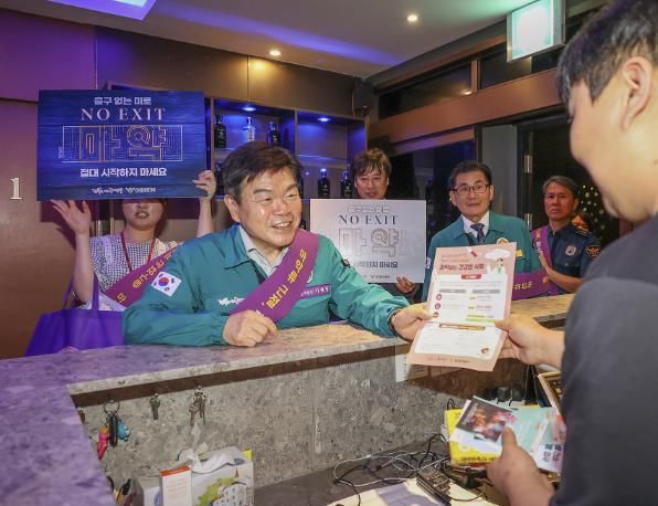 이필형 동대문구청장(사진 가운데)이 유흥시설 종사자에게 마약류 예방 홍보물을 배부하고 있다.