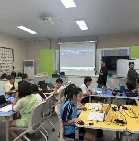 광주시교육청창의융합교육원이 10일 운영한 ‘발명 디자인반 특별과정’에서 초등학생들이 ‘디자인 Lv1. 픽셀아트 활용 키링 디자인’ 활동에 참여했다.