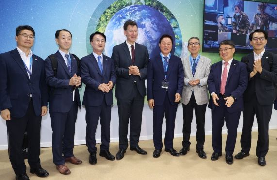 CNES 툴루즈센터 방문(필립 밥티스트 대표와 단체 사진)