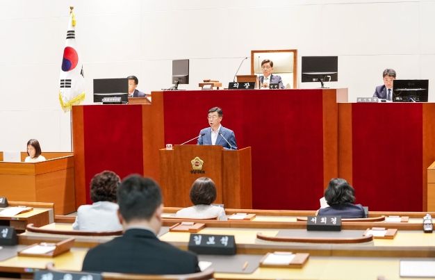 신상진 성남시장이 13일 열린 성남시의회 제1차 정례회 제2차 본회의에서 시정질문에 대한 총괄 답변을 하고 있다