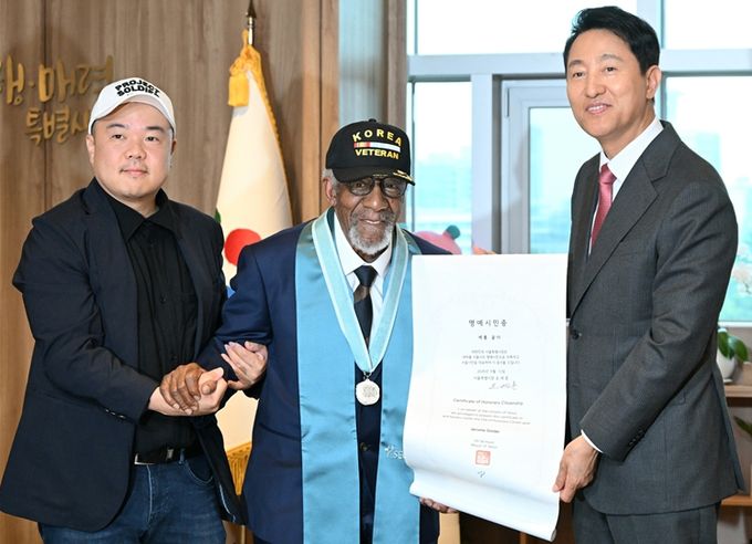 오세훈 서울시장(오른쪽)이 13일(금) 한국전쟁에 참전했던 미국인 제롬 골더(가운데), <프로젝트 솔져: 한국전쟁 참전용사를 찾아서> 특별전 작가 라미(왼쪽)와 기념사진을 촬영하고 있다.