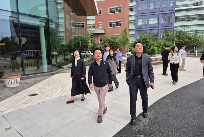 육동한 춘천시장이 현지시간 14일 미국 보스턴 켄달스퀘어 내 모더나, 아스트로제네카 등 바이오 기업 밀집 지역을 둘러보며 클러스터 구조를 살펴보고 있다.