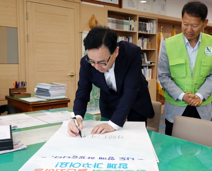 하승철 하동군수도 탄소중립 서명운동에 동참