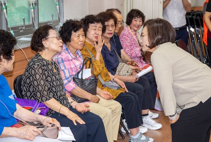 박희영 서울 용산구청장이 ‘노인 대상 무료진료 의료봉사’ 현장에서 어르신들과 소통하고 있다.