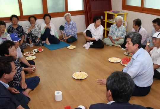 과거 폭염 당시 청하면의 경로당을 방문해 어르신들의 의견을 청취하고 있는 이강덕 포항시장.
