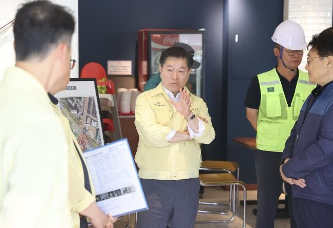 박승원 광명시장이 15일 오후 신안산선 지하터널 공사 붕괴 사고 현장을 찾아 관계자들에게 여름철 집중호우 대응에 만전을 다해달라고 지시하고 있다.