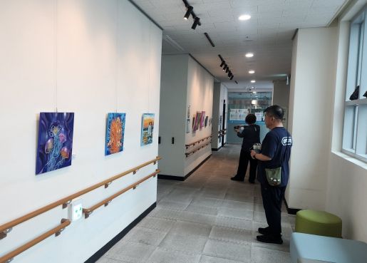 “김해시서부장애인종합복지관, 열린갤러리 '2025 환경의 달_천현심 작가의 환경특별전' 개최”