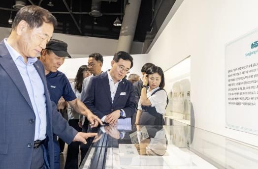 진교훈 서울 강서구청장(오른쪽 두 번째)이 국립항공박물관에서 ‘김포공항과 더불어 살아온 사람들’이라는 주제로 열린 ‘공항과 마을’ 특별전을 관람하고 있다.