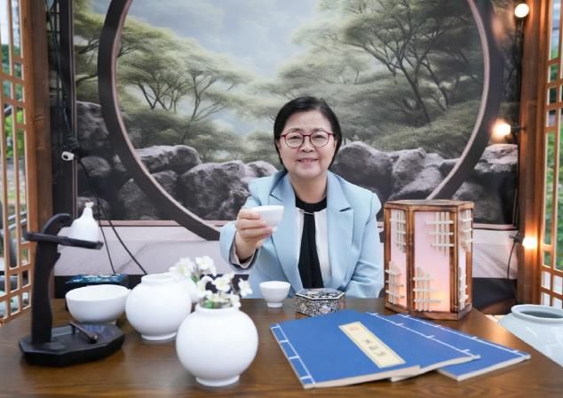 이순희 강북구청장이 우이별곡의 포토존 ’달빛정자‘에서 기념촬영을 하고 있다.