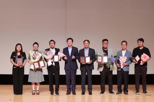 이상일 용인특례시장이 16일 시청 에이스홀에서 시정발전에 공헌한 시민 70명에게 표창을 수여했다