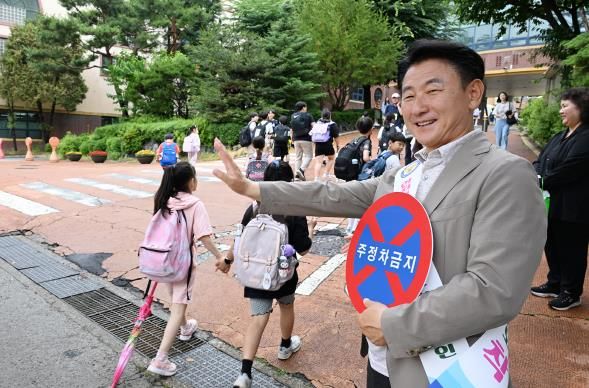 김동근 시장이 6월 16일 새말초등학교 정문 앞 어린이 보호구역(스쿨존) 일대에서 교통안전 캠페인을 진행하고 있다.
