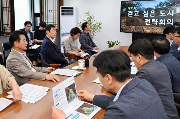 김동근 시장이 6월 16일 시장실에서 ‘제11차 걷고 싶은 도시 전략회의’를 진행하고 있다.