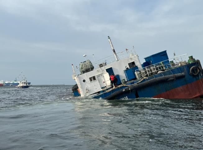 울산해경_ 울산항 M-정박지 침수선박 발생 긴급구조