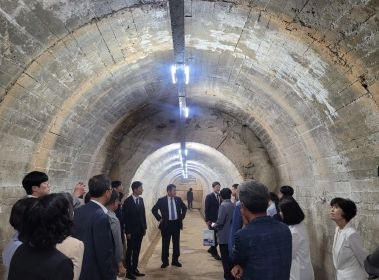 이정선 교육감과 간부들이 17일 광주학생독립운동기념회관 회의실에서 열린 ‘6월 기관장 회의’ 이후 화정동굴을 둘러보고 있다