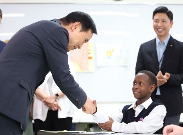 임태희 경기도교육감이 6월 17일 안산글로벌청소년센터에서 다문화학생들과 이야기를 나누고 있다.