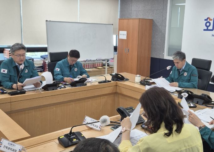 자살예방 관련 부서, 기관이 12일 안전대책회의에서 자살예방 위한 종합대책에 대해 논의하고 있다.