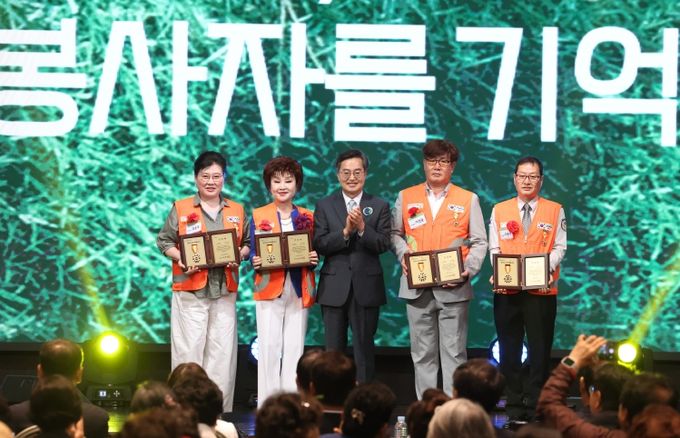 17일 오후 화성시 SINTEX에서 열린 2025년 경기도 자원봉사대회에서 김동연 경기도지사가 우수 자원봉사자 인증패 수여를 하고 기념촬영을 하고 있다.