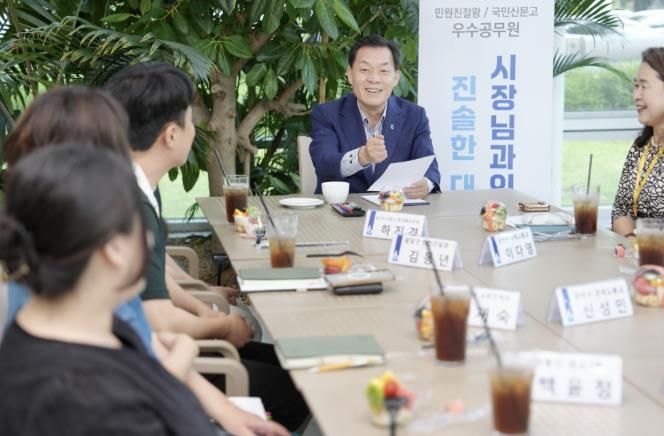 이재준 수원시장이 공무원들과 이야기를 나누고 있다