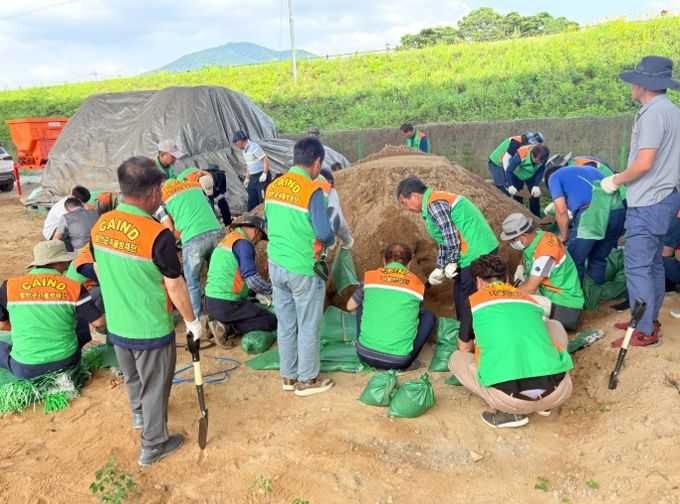 함안군 자율방재단, 여름철 자연재난 대비 모래주머니 제작 배부