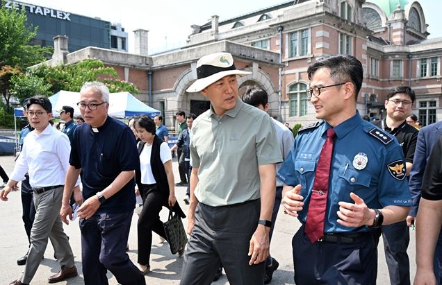 오세훈 서울시장은 18일(수) 오후 서울역광장을 방문해 일대 안전 취약지대를 확인하고