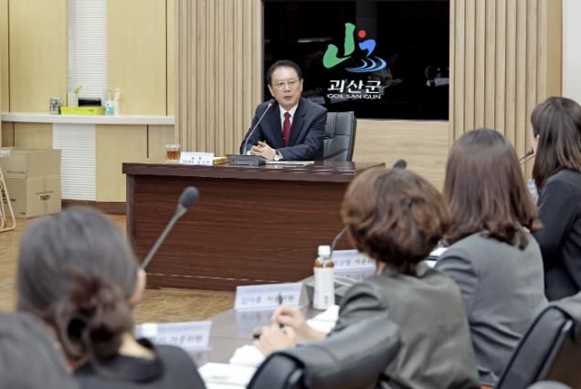 지방소멸대응을 위한 빈집 정비 연구용역 착수보고회에서 발언하는 송인헌 군수