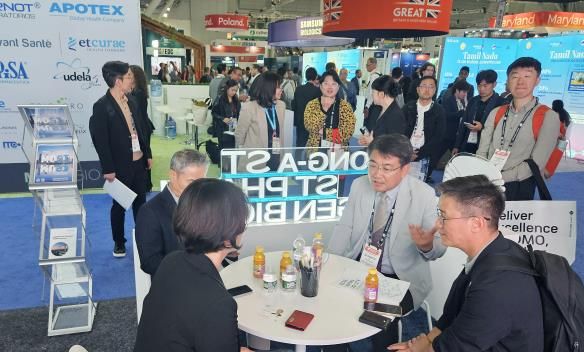 오승록 노원구청장이 바이오usa 현장에서 바이오기업관계자에게 s-dbc 사업을 설명하고 있다