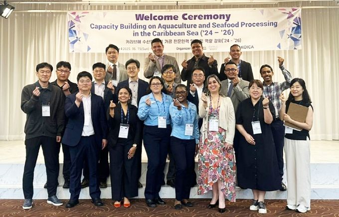 경상국립대학교(GNU) 해양과학대학은 6월 15일부터 14일간 한국국제협력단 및 경상남도가 지원하는 ‘카리브해 수산양식 및 가공 전문인력 역량 강화사업’ 연수를 카리브해 연안 5개국 9명의 공무원을 대상으로 진행한다. 경상국립대학교 해양과학대학 관계자와 연수자들이 기념 촬영을 하고 있다.