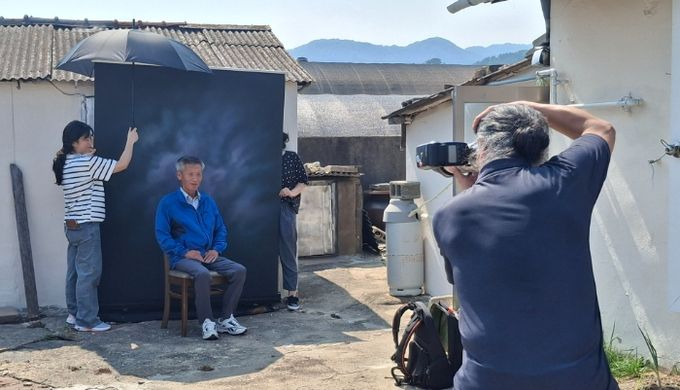 독거어르신 찾아가 사진 찍어 액자 전달