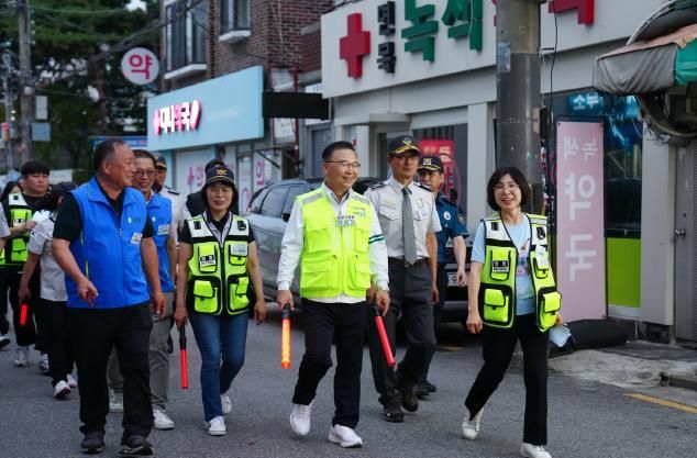 야간 합동 순찰에 나선 류경기 중랑구청장과 관계자들의 모습