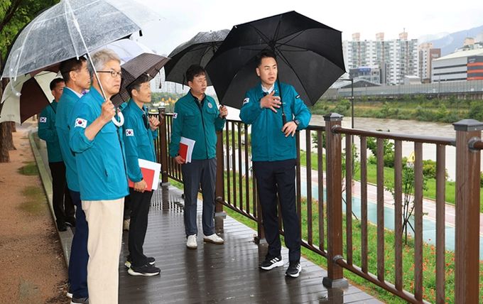 오언석 도봉구청장이 20일 오전 중랑천 등지를 찾아 호우 대비 상황을 점검했다(2025년 6월 20일 중랑천변)