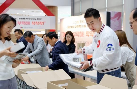 오언석 도봉구청장이 온열질환 예방박스 구성품을 확인하고 있다