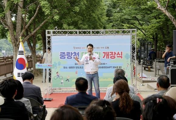 오언석 도봉구청장이 지난 6월 13일 열린 중랑천 데크길 개장식에서 축사를 하고 있다