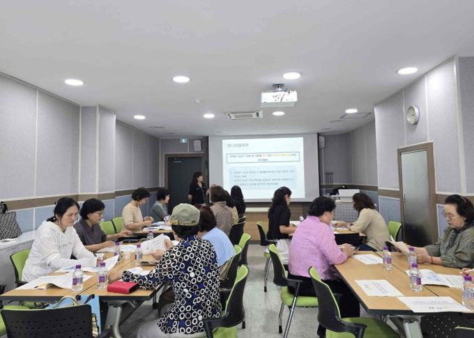 지난 23일 여성친화도시 시민참여단이 여성회관에서 역량 강화 이론 교육을 받고 있다.