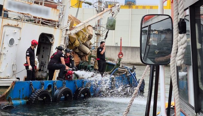배수펌프를 이용해 배수작업중인 울산해양경찰 구조대