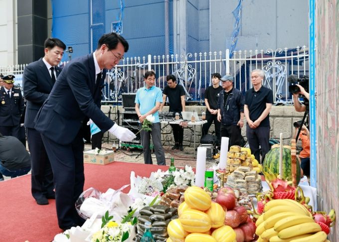 정명근 화성특례시장이 24일, ‘화성 아리셀 공장화재 사고 1주기 현장 추모 위령제’에 참석해 헌화하고 있다