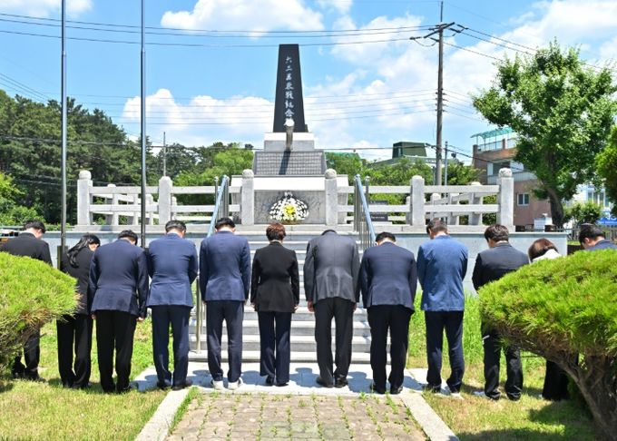 달성군의회, 6․25 참전용사 기념비 참배