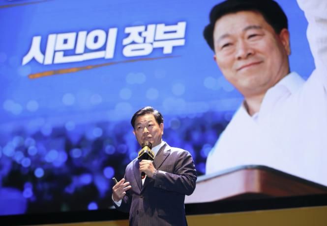 박승원 광명시장이 지난 24일 광명극장에서 열린 제6회 자치분권 포럼 ‘자치분권 아리랑’에서 발표하고 있다.