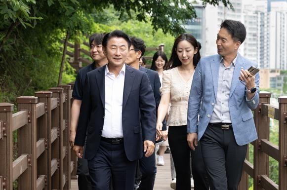 김동근 시장이 6월 24일 LH 경기북부지역본부 의정부 사옥 입주 1주년을 기념한 ‘함께 걷는 소통의 길’ 행사에서 LH 직원, 지역 주민 등과 용현산단 산책로를 걸으며 소통하고 있다.