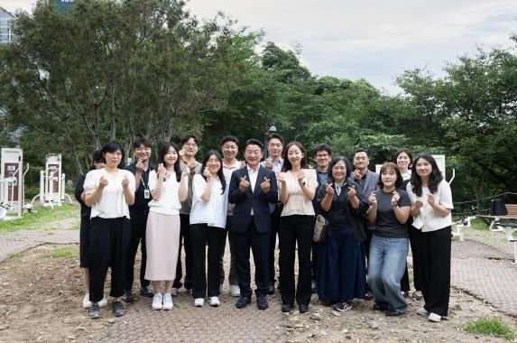 김동근 시장이 6월 24일 LH 경기북부지역본부 의정부 사옥 입주 1주년을 기념한 ‘함께 걷는 소통의 길’ 행사에서 LH 직원, 지역 주민 등과 기념사진을 찍고 있다.