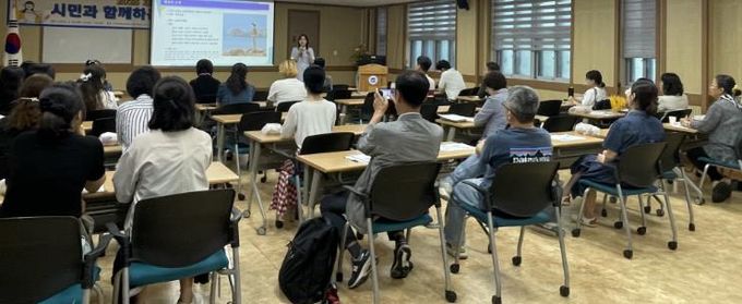광주시교육청시민협치진흥원이 지난 24일 본원 소강당에서 시민 등 50여 명을 대상으로 운영한 ‘제1회 시민과 함께하는 협치학교’에서 신안군 문화도시지원센터 김근하 사무국장이 협치 사례 등에 관한 강의를 하고 있다
