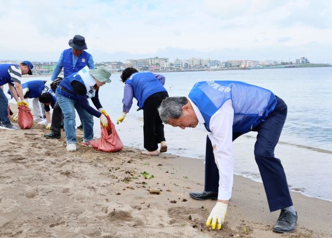 환경 보호 활동하는 김완근 제주시장